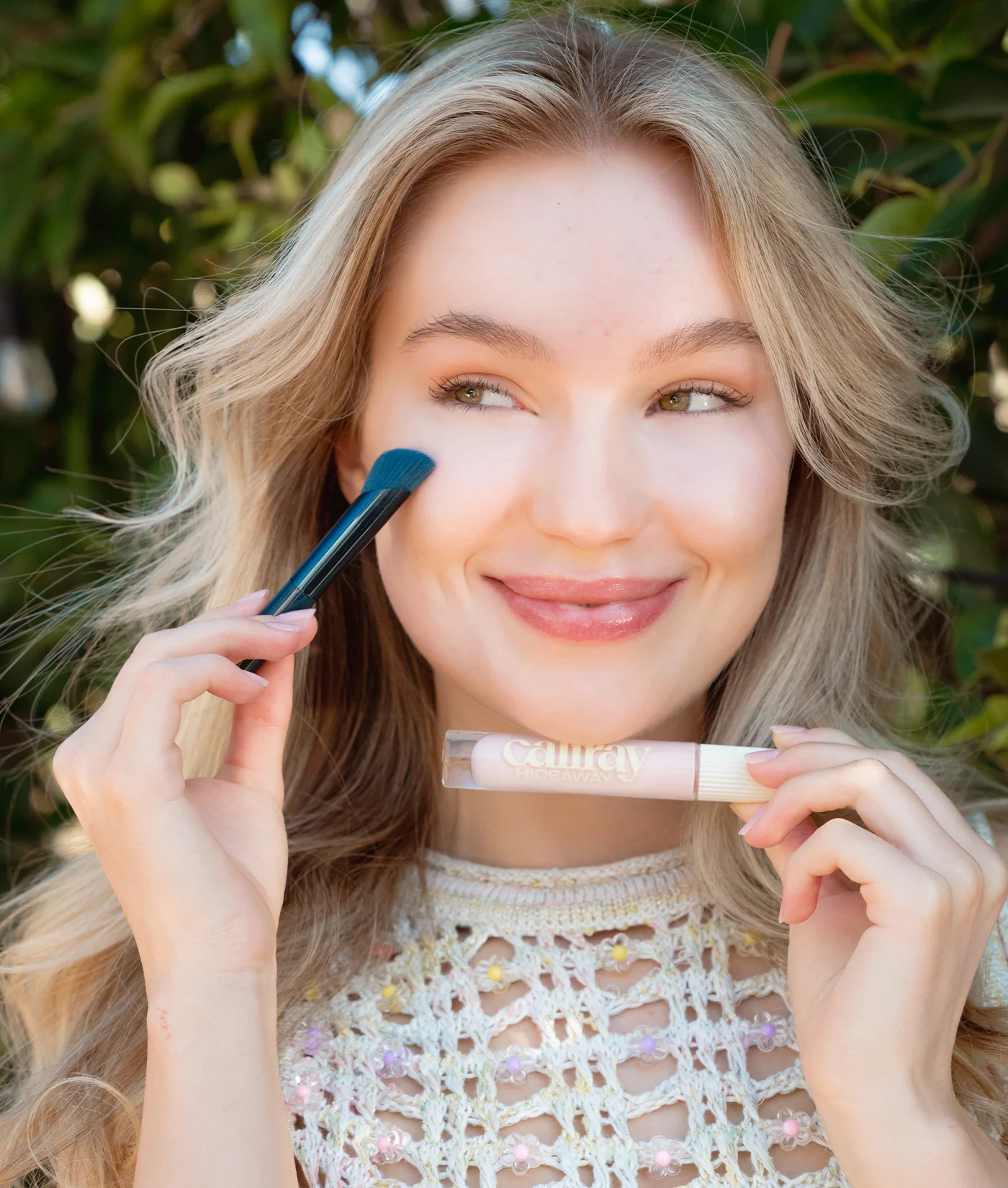 eyes up here under eye color corrector brush - Image 4