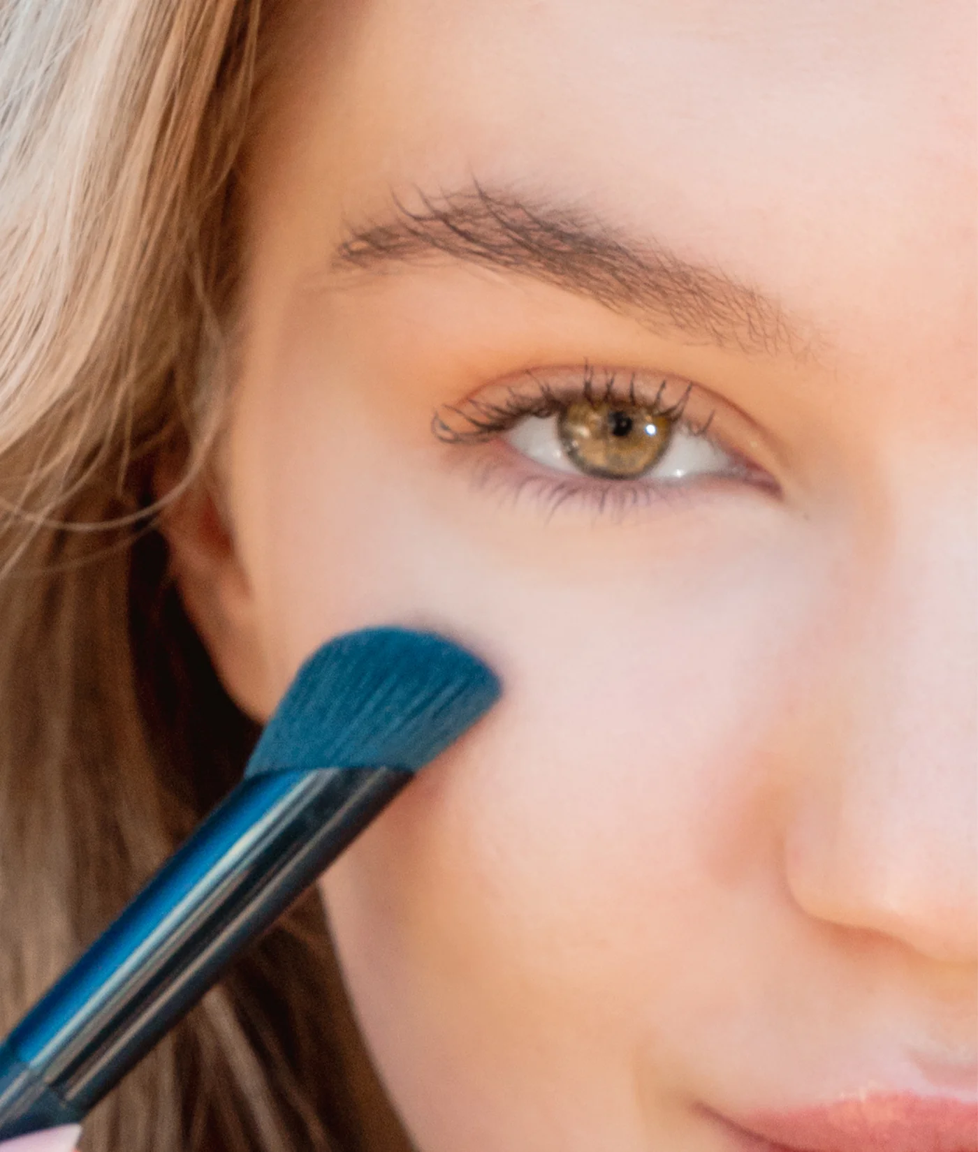 eyes up here under eye color corrector brush - Image 5